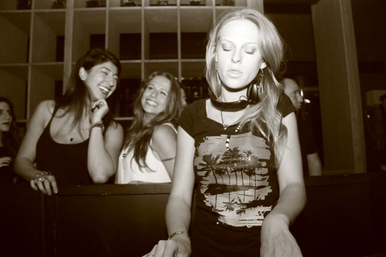 Nora En Pure LIVE at INDIE